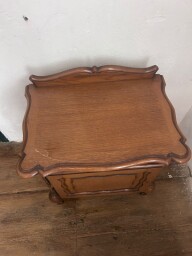 Dubový nočný stolík v štýle Louis XV